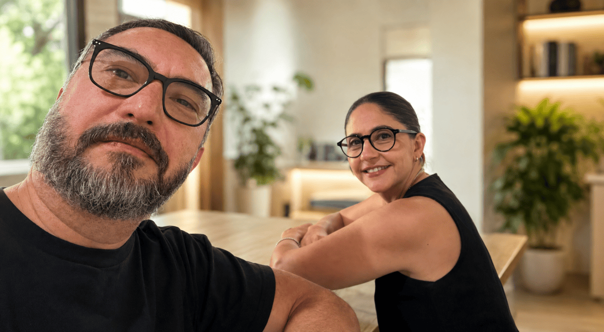 Karla Navarro y Héctor Rincón juntos en un espacio luminoso.